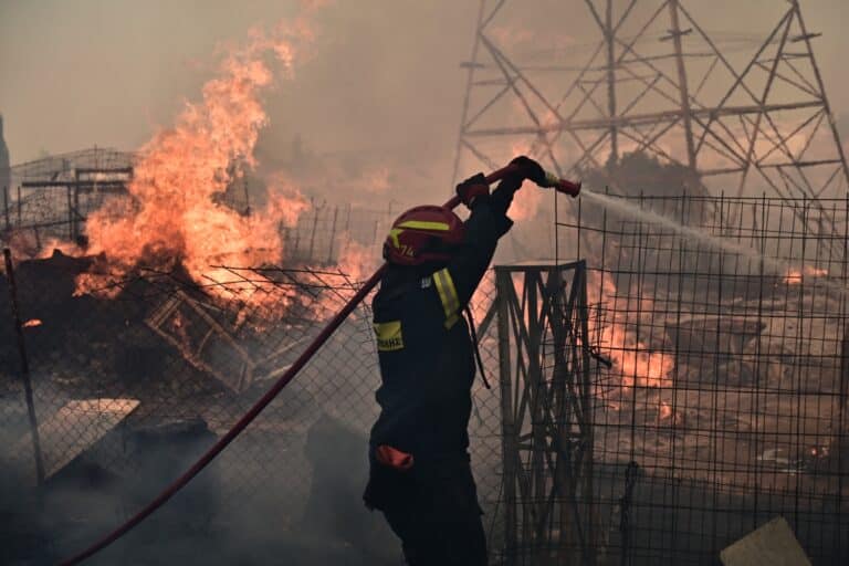 Φωτιά τώρα στους πρόποδες της Πάρνηθας, στην Δροσοπηγή – Μήνυμα 112 για εκκένωση από Κρυονέρι