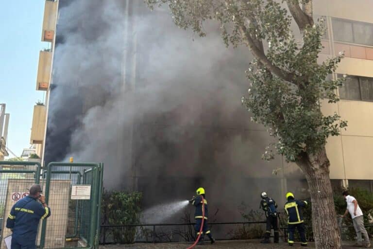 Φωτιά ξέσπασε στο νοσοκομείο «Metropolitan» στη Μεσογείων (εικόνες & βίντεο)