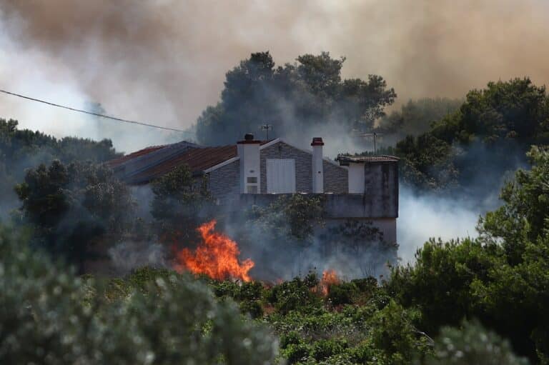 Εκτός ελέγχου η φωτιά στη Ραφήνα: Ζημιές σε σπίτια, έκλεισε το λιμάνι – Το μέτωπο κινείται προς Σπάτα και Πικέρμι (εικόνες & βίντεο)