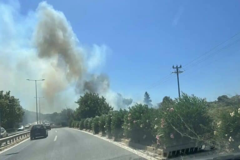 Φωτιά στη Ραφήνα: Κλειστή η Μαραθώνος – Ήχησε το «112», κοντά σε σπίτια οι φλόγες