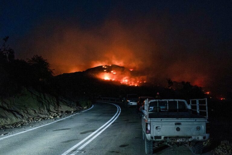 Ολονύχτια μάχη με τις φλόγες σε Χανιά, Εύβοια, Μεσσηνία και Κύθηρα – Συγκλονιστικά βίντεο