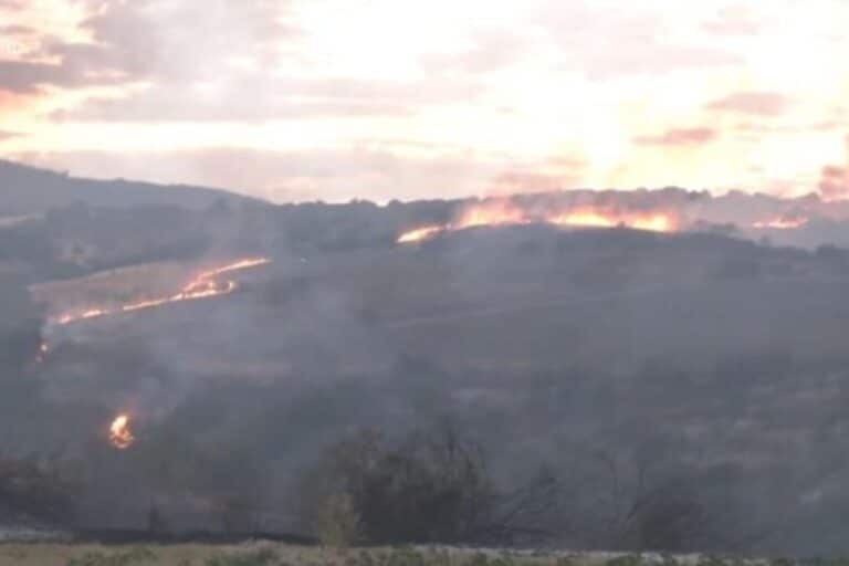 Σε εξέλιξη η φωτιά στην Άσσηρο Θεσσαλονίκης – Πολλές και μικρές εστίες, συνεχείς αναζωπυρώσεις