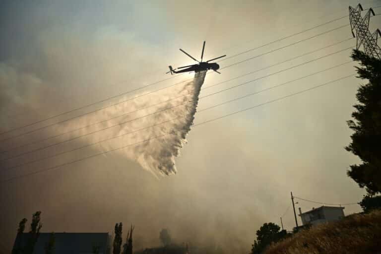 Χωρίς ενεργό μέτωπο η φωτιά στην Αττική – Συνεχίζεται η μάχη με τις φλόγες σε Κύθηρα και Μεσσηνία (βίντεο)