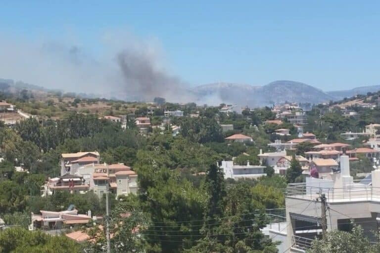 Μεγάλη φωτιά ανάμεσα σε σπίτια στο Κορωπί – Εκκενώνονται Άγιος Δημήτριος, Γαλάζια Ακτή και Αλθέα (βίντεο)