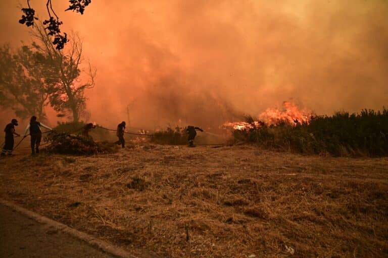 Ολονύχτια μάχη με τις φωτιές σε Χανιά, Εύβοια, Μεσσηνία, Κύθηρα – Διάσπαρτες εστίες στο Κρυονέρι