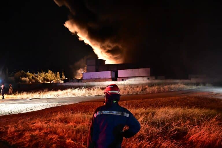 Μέγαρα: Υπό μερικό έλεγχο η φωτιά σε εργοστάσιο – Καταστράφηκε ολοσχερώς η επιχείρηση (βίντεο)