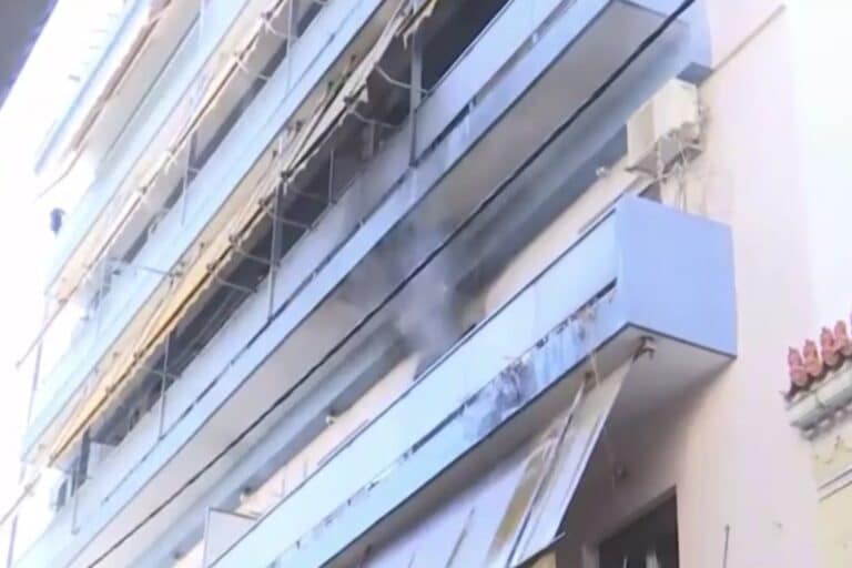 Φωτιά σε διαμέρισμα στον Πειραιά: Μία γυναίκα εντοπίστηκε νεκρή (βίντεο)