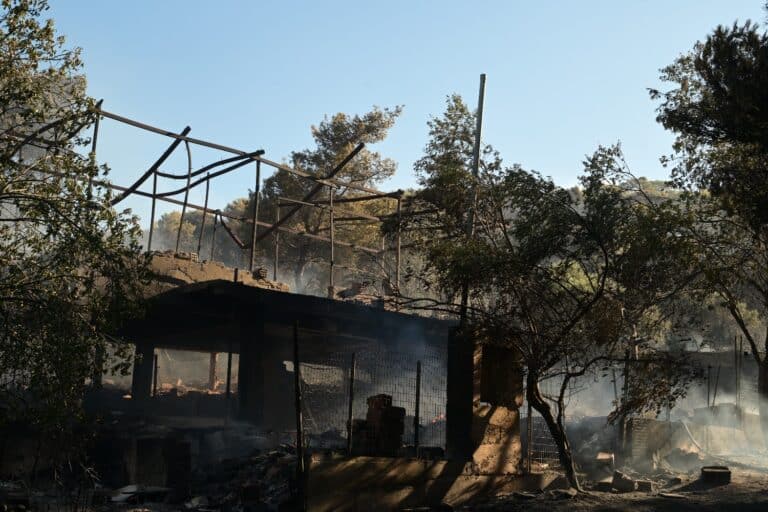 Ξεκινούν οι αυτοψίες σε Πικέρμι, Ραφήνα, Σπάτα μετά την πύρινη λαίλαπα – Κάηκαν σπίτια, δεκάδες υπέστησαν σοβαρές ζημιές (βίντεο)