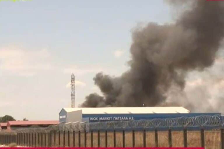 Θεσσαλονίκη: Μαίνεται η φωτιά σε υπαίθριο χώρο επιχείρησης στη Σίνδο – Ενισχύθηκαν οι δυνάμεις (βίντεο)