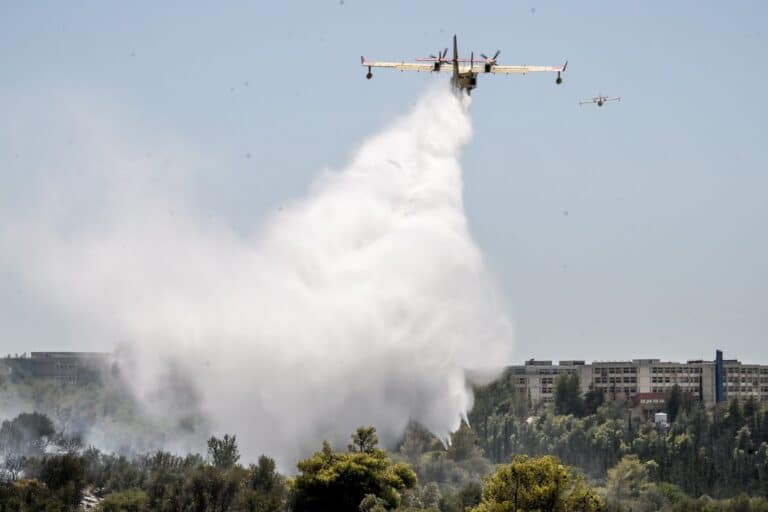Τι εξετάζει η Πυροσβεστική για τη φωτιά που ξέσπασε στους πρόποδες του Υμηττού