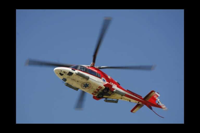 Γυναίκα τραυματίστηκε σοβαρά στην παραλία της Δονούσας  από ομπρέλα – Μεταφέρθηκε στην Αθήνα