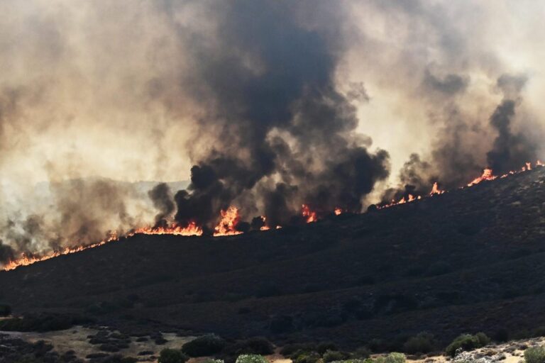 Η Ελλάδα συνδράμει την Κύπρο: Στέλνει 26 δασοκομάντος για την κατάσβεση της φωτιάς