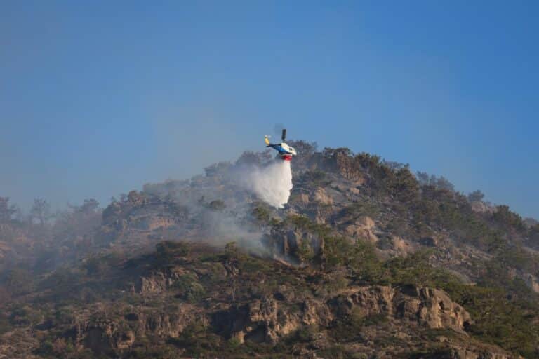Ιεράπετρα: Aναζωπυρώσεις σε Φέρμα και Αχλιά – Σε κατάσταση έκτακτης ανάγκης η περιοχή (βίντεο)