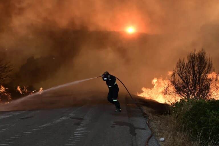 Πολύ υψηλός κίνδυνος πυρκαγιάς σήμερα σε 11 Περιφέρειες της Ελλάδας – Σε συναγερμό οι Αρχές