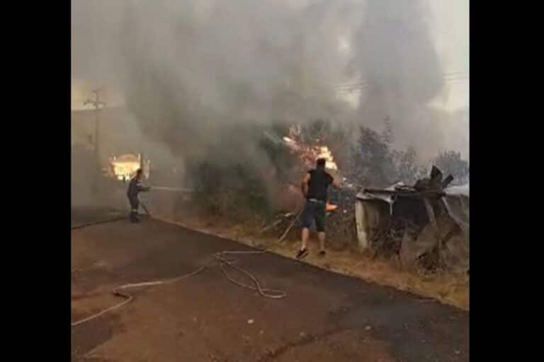 Επικίνδυνη πυρκαγιά στην είσοδο του Καρπενησίου – Ισχυρές δυνάμεις στο σημείο