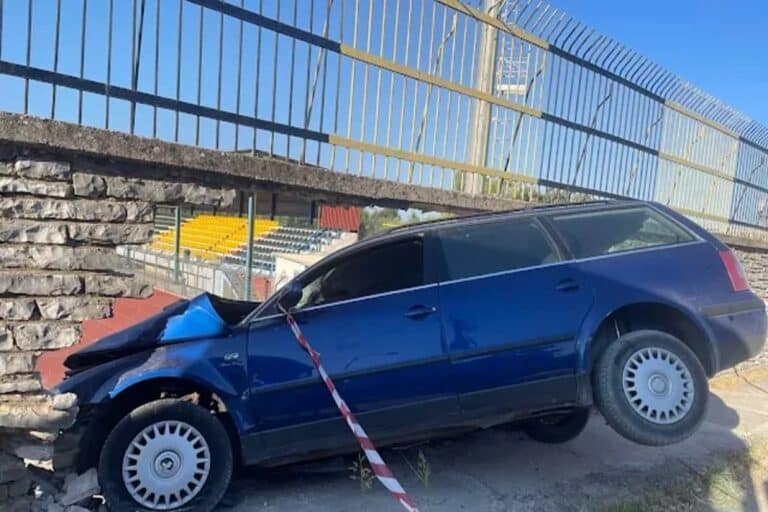 Κινηματογραφική καταδίωξη στην Ηγουμενίτσα – Αυτοκίνητο γεμάτο μετανάστες «καρφώθηκε» σε τοίχο γηπέδου  