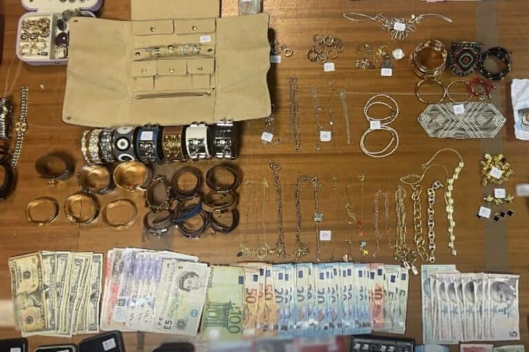 Εξαρθρώθηκε σπείρα που έκλεβε πολυτελείς κατοικίες σε Βούλα, Γλυφάδα και Κηφισιά – Συνελήφθησαν τρία άτομα (εικόνες & βίντεο)