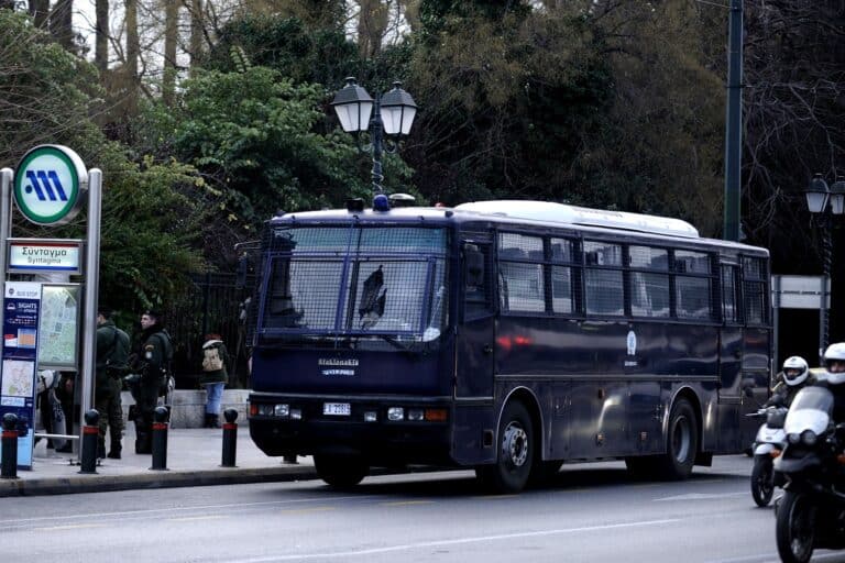Διαδηλωτής συνελήφθη για επίθεση σε λεωφορείο της ΕΛ.ΑΣ. – Υπέβαλε μήνυση για ξυλοδαρμό, χειροπέδες και σε… αστυνομικό