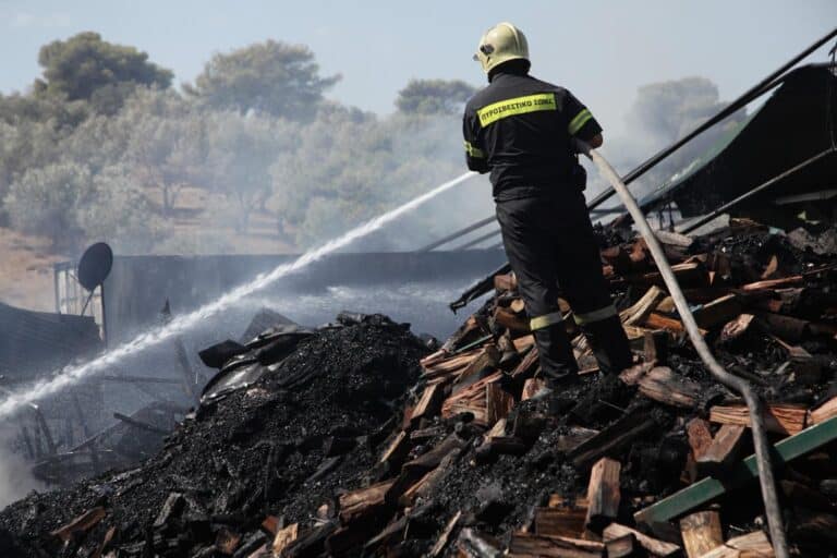 Κορωπί: Πάνω από 800 απομακρύνσεις και 8 απεγκλωβισμοί πολιτών από την κόλαση της φωτιάς (βίντεο)