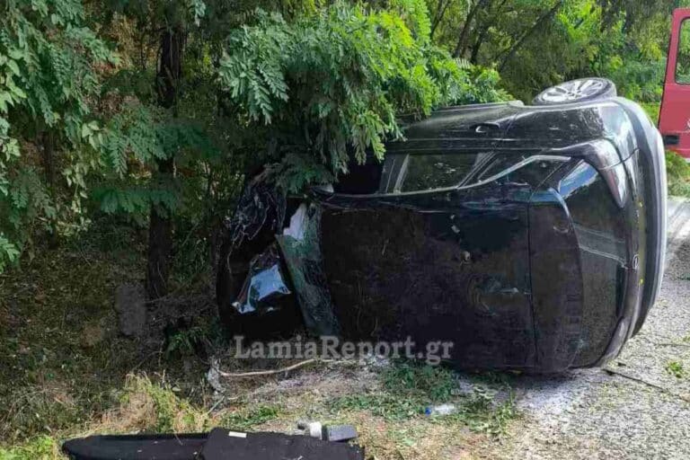 Φθιώτιδα: Αυτοκίνητο έφυγε εκτός δρόμου στην ευθεία και ανετράπη (εικόνες)