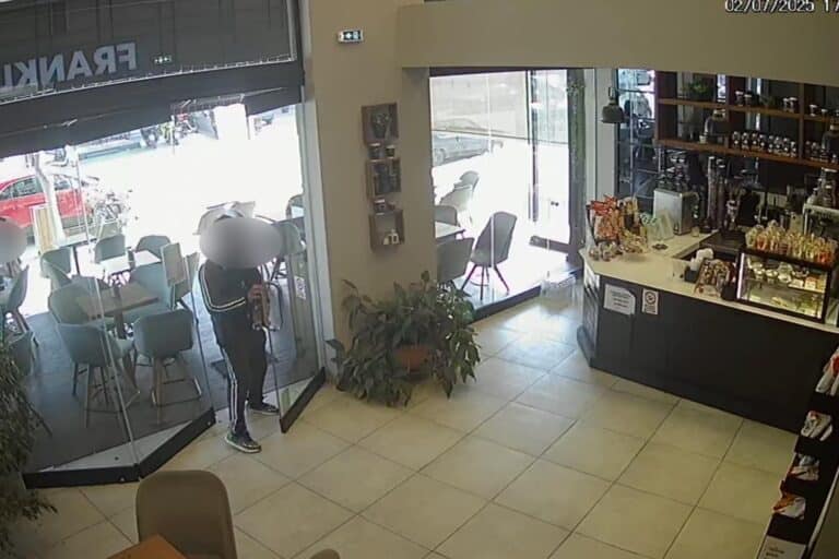Λάρισα: Νεαρός «μπούκαρε» σε καφετέρια και άρπαξε το κυτίο με τα φιλοδωρήματα (βίντεο)