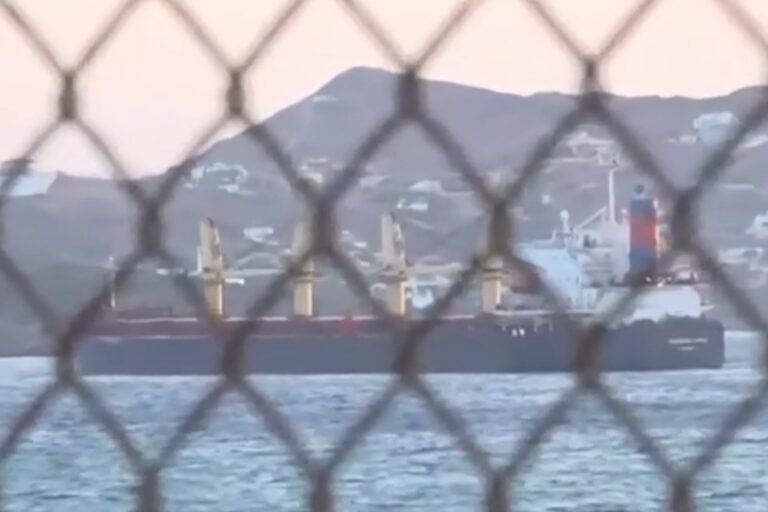 Στο Λαύριο το πλοίο με τους 520 μετανάστες από την Κρήτη – Θα οδηγηθούν στη δομή της Μαλακάσας