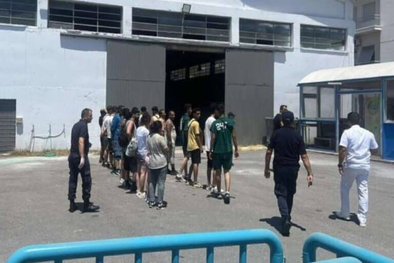 Καλαμάτα: Το Λιμενικό αποβίβασε 56 μετανάστες και πρόσφυγες – Οι περισσότεροι δήλωσαν Ιρανοί