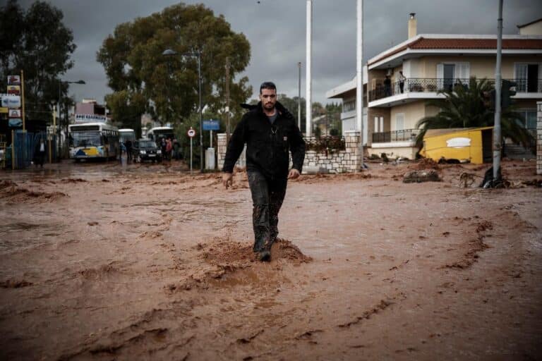 Φονικές πλημμύρες στη Μάνδρα: Στο εφετείο τρεις κατηγορούμενοι για ανθρωποκτονία από αμέλεια (βίντεο)