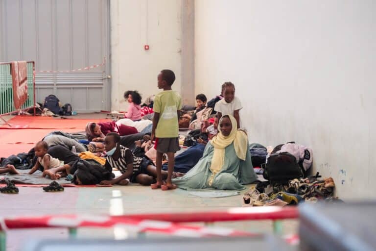 Στο Λαύριο μεταφέρθηκαν 247 μετανάστες που είχαν φτάσει στην Κρήτη – Μέχρι πότε θα κρατηθούν εκεί