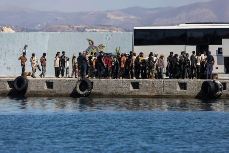 Έντυπο με προειδοποιήσεις για ποινή φυλάκισης θα διανέμεται στους παράνομους μετανάστες πριν την αίτηση ασύλου