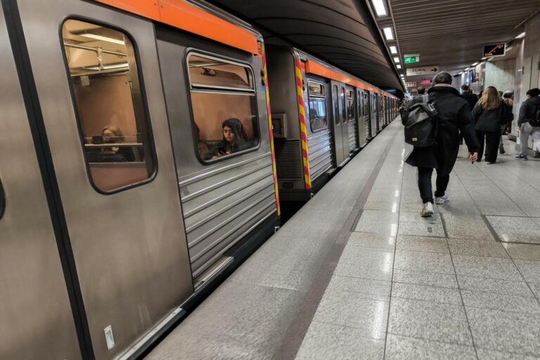 Συνελήφθησαν δύο άτομα για ληστεία – Χτύπησαν επιβάτη του Μετρό και του πήραν  αλυσίδα από τον λαιμό