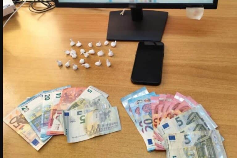 Συνελήφθη 26χρονος που διακινούσε ναρκωτικά στην περιοχή του Κορυδαλλού – Τι βρέθηκε στο σπίτι του