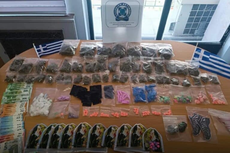 Πειραιάς: Δύο ανήλικοι προσπάθησαν να αποφύγουν έλεγχο της ΕΛ.ΑΣ. και έριξαν σακίδιο με ναρκωτικά σε κάδο σκουπιδιών