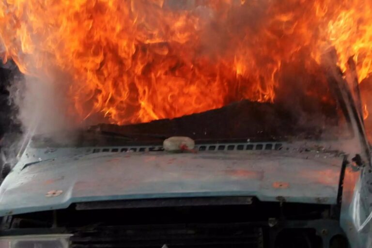 Νέο Φάληρο: Αυτοκίνητο τυλίχθηκε στις φλόγες έξω από το ΣΕΦ – Επιχειρεί η Πυροσβεστική