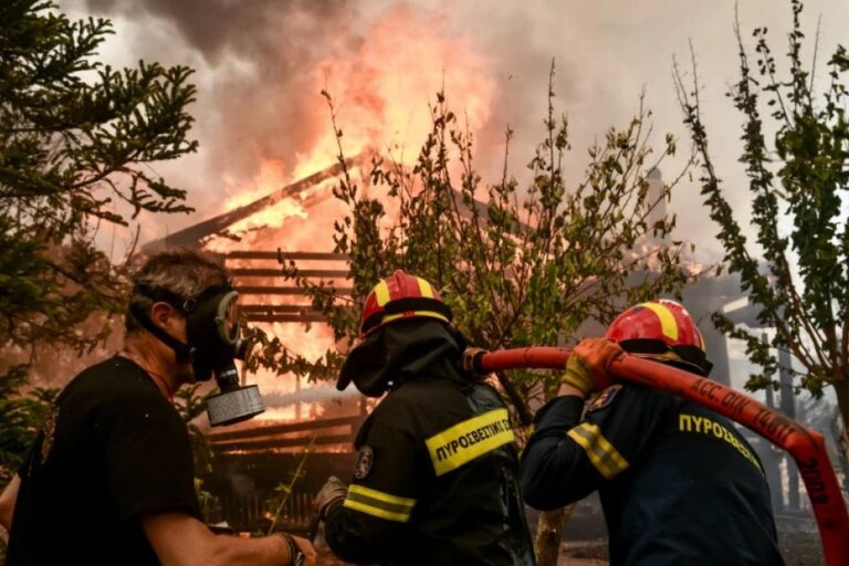 Νέο μήνυμα από το 112 για την ανεξέλεγκτη φωτιά στη Μεσσηνία