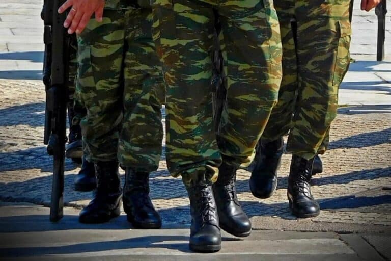 Μισθολογική ανατροπή: Η στρατιωτική θητεία εκτός προϋπηρεσίας για αστυνομικούς, λιμενικούς και πυροσβέστες – Τι σημαίνει αυτό στην πράξη