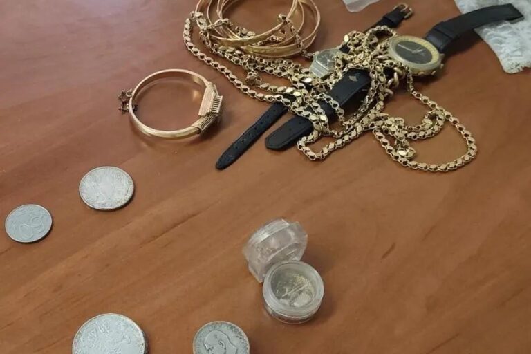 Νίκαια: Στην «τσιμπίδα του νόμου» δύο άτομα για κλοπή 11.300 ευρώ και κοσμημάτων