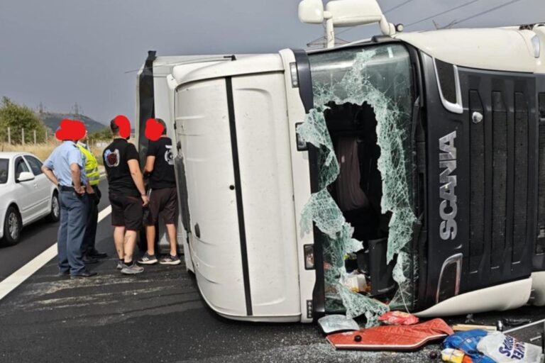 Νταλίκα ντεραπάρισε στην Εγνατία Οδό – Κλειστό το ρεύμα προς Βέροια στο ύψος Γαλανίου Κοζάνης (βίντεο)