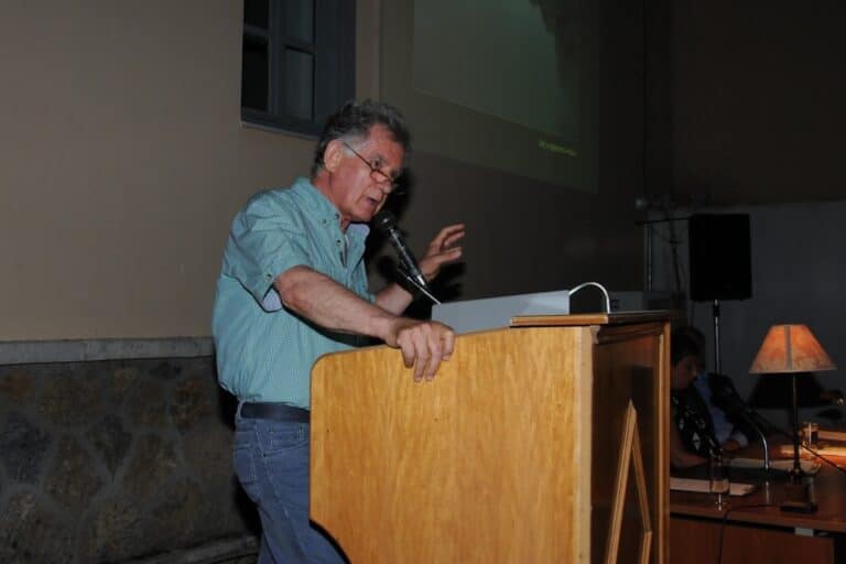 Φωτιά στις Οινιάδες Αιτωλοακαρνανίας: Όταν ο πολιτισμός μας παραδίδεται στην πυρά – Λίγα λόγια για τον Γεώργιο Ρόμπολα