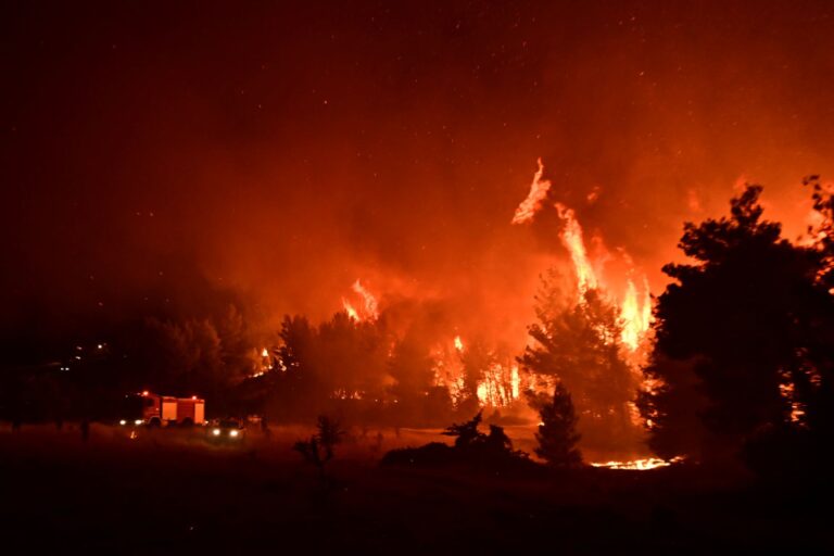 Φωτιά στον Ωρωπό: Προληπτική εκκένωση της δομής μεταναστών της Μαλακάσας (βίντεο)