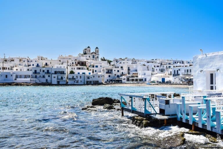 Πάρος: Ανήλικοι πλαστογράφησαν ταυτότητες για να μπουν σε κλαμπ – Συνελήφθησαν τρεις 17χρονοι