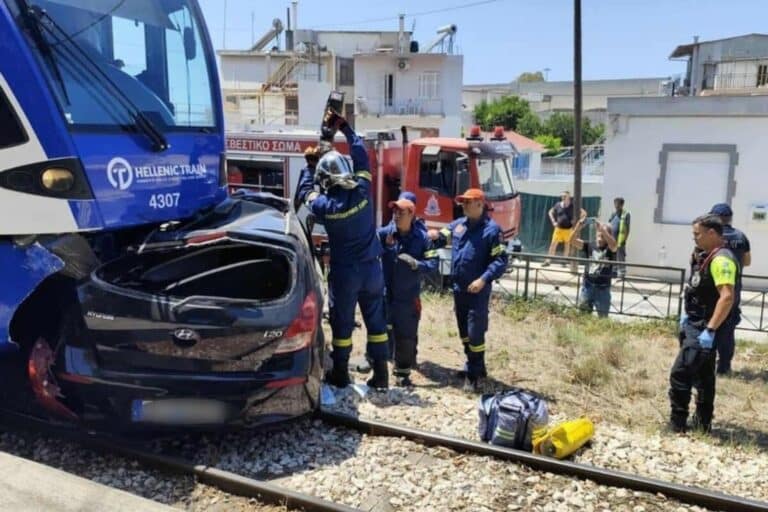 Πάτρα: Τρένο συγκρούστηκε με ΙΧ – Απεγκλωβίστηκε ο οδηγός του οχήματος (βίντεο)
