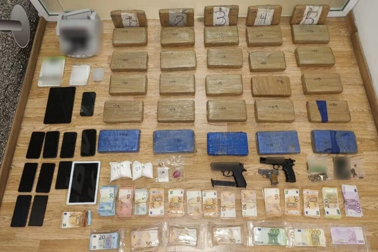 Τι ανακοίνωσε η ΕΛ.ΑΣ. για την εξάρθρωση εγκληματικής οργάνωσης – Ο ρόλος του κάθε μέλους στη διακίνηση μεγάλων ποσοτήτων κοκαΐνης (εικόνες & βίντεο)
