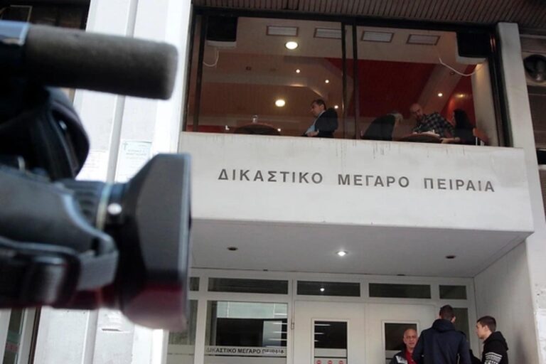 Πειραιάς: Πρωτοδίκης προπηλακίστηκε από ομάδα Ρομά έξω από το Δικαστικό Μέγαρο – Η ανακοίνωση της ΕΔΕ