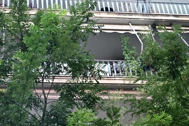 Οι πρώτες εικόνες από το καμένο σπίτι του Πέτρου Φιλιππίδη, στην Πατησίων (βίντεο)