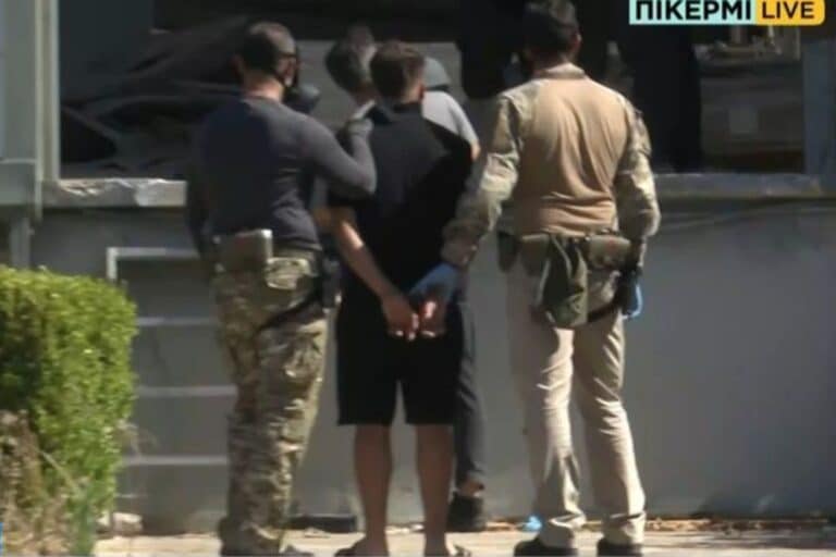 Καρέ-καρέ η έφοδος του «ελληνικού FBI» στο «εργοστάσιο» κόκας στο Πικέρμι – Πρωτοφανείς εικόνες με τις συλλήψεις και τα… εμποτισμένα δέρματα