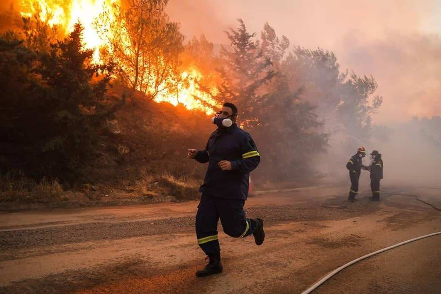 poly ypsilos kindynos pyrkagias tin kyriaki 26 7 oi portokali perioches chartis 26 7 25