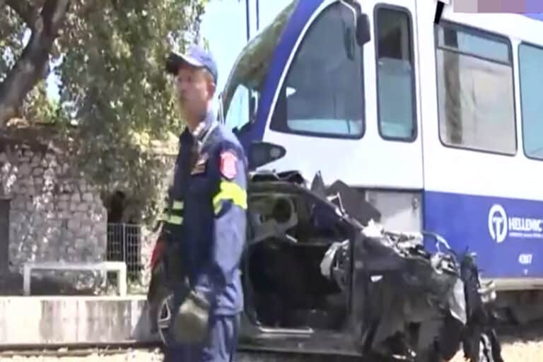 Πάτρα: Νέο βίντεο-ντοκουμέντο από τη σφοδρή σύγκρουση του ΙΧ με συρμό του Προαστιακού