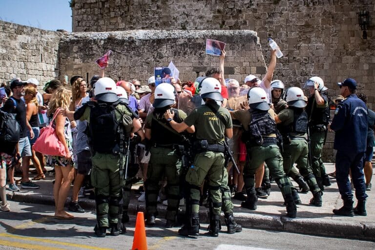 Ρόδος: Η ανακοίνωση της ΕΛ.ΑΣ. για τα επεισόδια με ομάδα ατόμων που ήθελε να εμποδίσει την άφιξη Ισραηλινών τουριστών