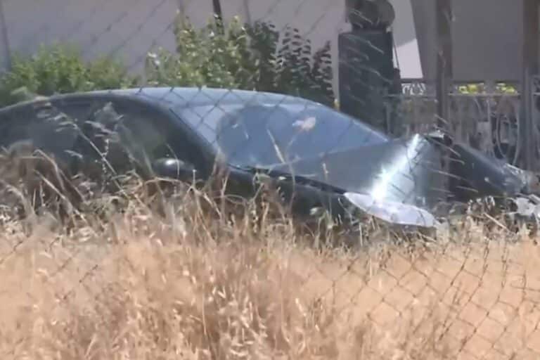 Άνω Λιόσια: «Το αυτοκίνητο είναι το πάθος του», λέει ο πατέρας του 8χρονου Ρομά που οδηγούσε ΙΧ και «καρφώθηκε» σε γκαραζόπορτα